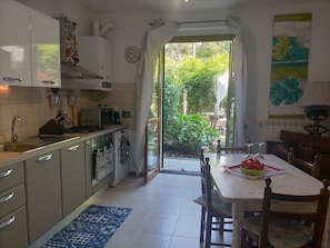 Frigorifero, microonde, forno, piano cottura
