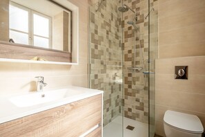 Baignoire, articles de toilette écologiques, séchoir à cheveux