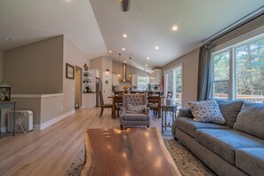 Smart TV, chimenea, videojuegos y reproductor de DVD 