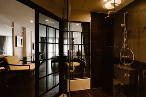 Blackout curtains, free WiFi, bed sheets - Saran Boutique Hotel Thapae (Chiang Mai)