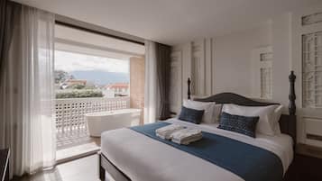 Cortinas blackout, wifi gratis y ropa de cama