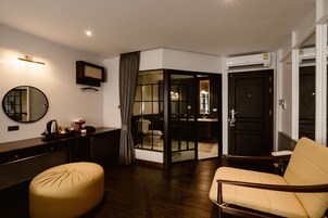 Cortinas blackout, wifi gratis y ropa de cama 