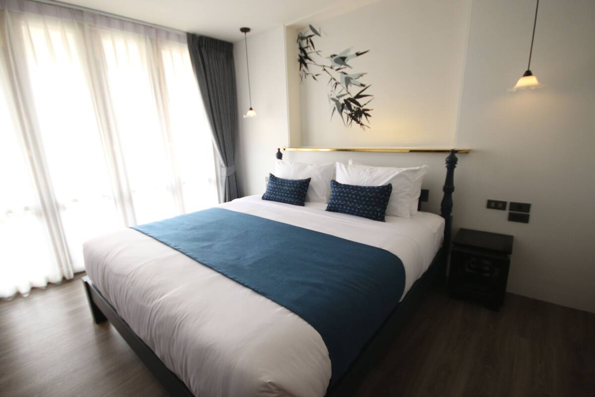 Cortinas blackout, wifi gratis y ropa de cama 