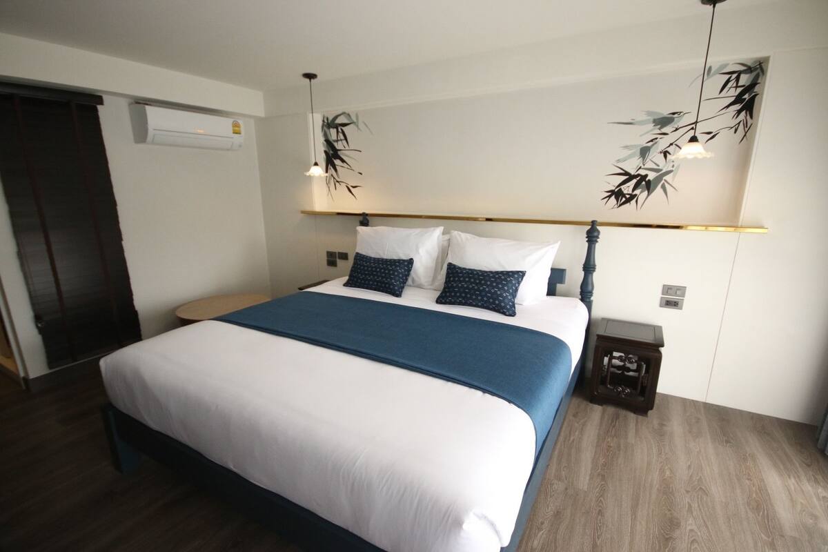 Cortinas blackout, wifi gratis y ropa de cama 