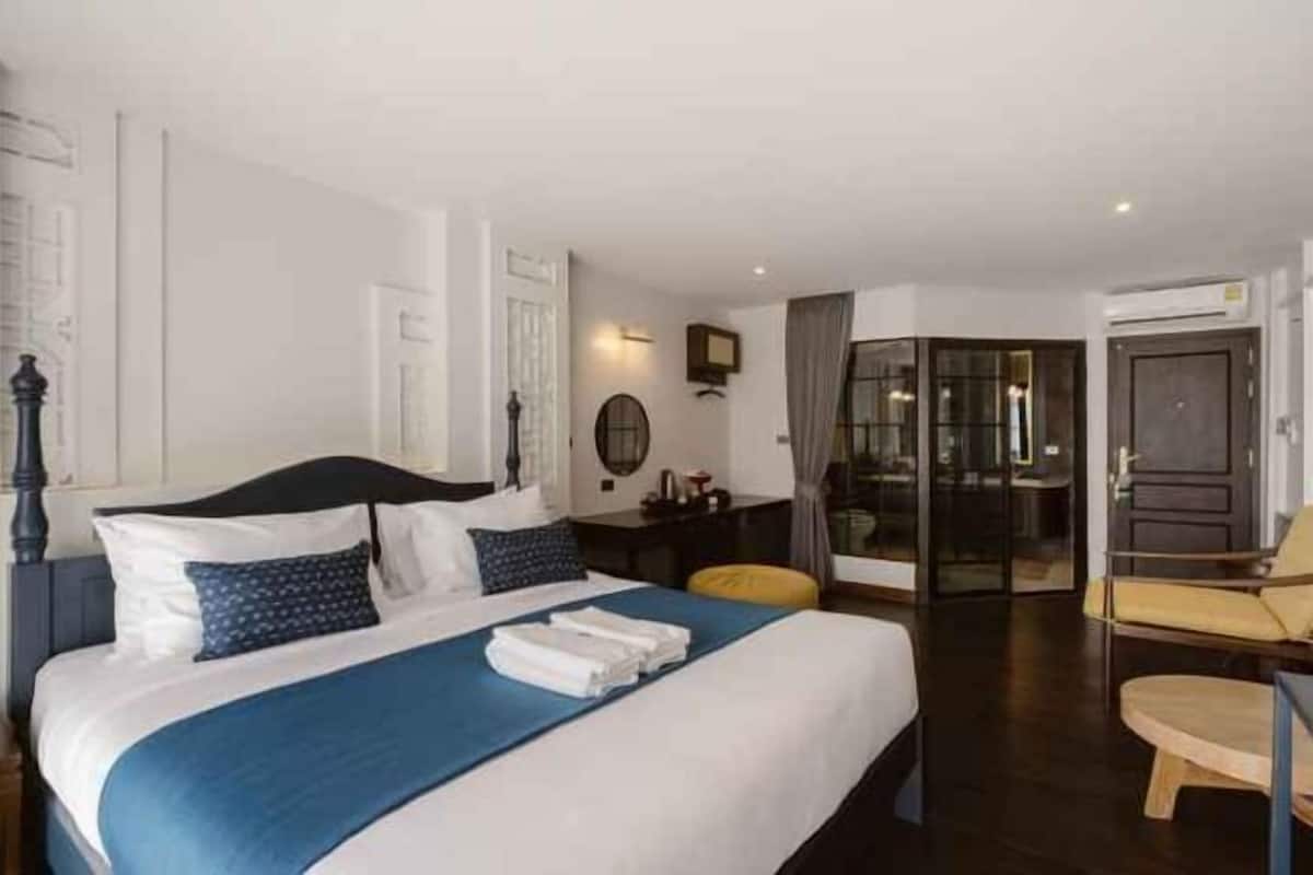 Blackout drapes, free WiFi, bed sheets