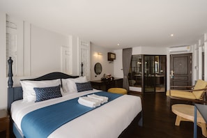 Junior Double Room, 1 King Bed | Blackout curtains, free WiFi, bed sheets - Saran Boutique Hotel Thapae (Chiang Mai)