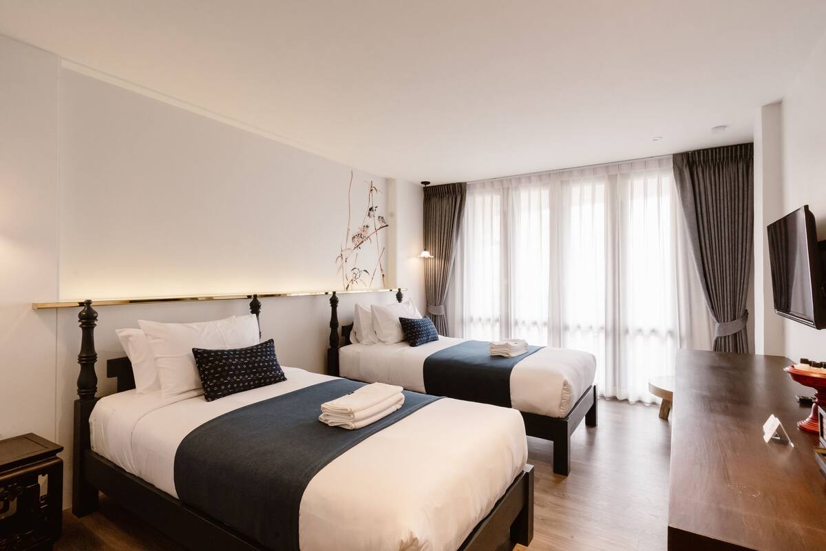 Cortinas blackout, wifi gratis y ropa de cama 