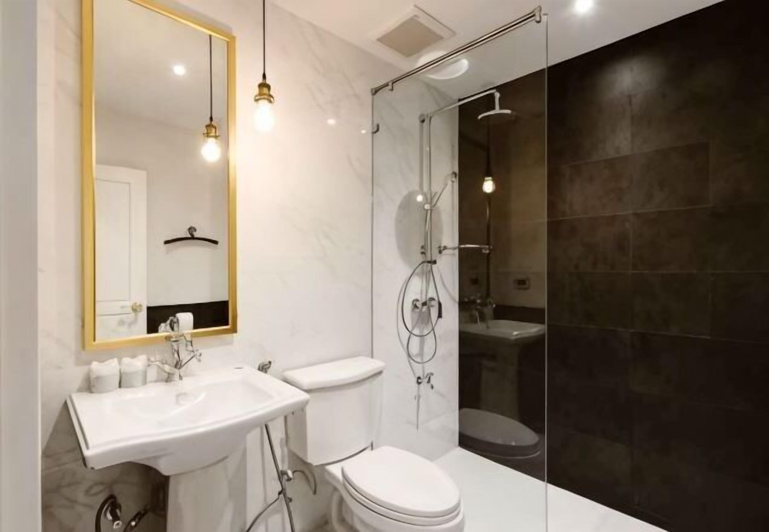 Badkamer | Een douche, een regendouche, gratis toiletartikelen, een haardroger