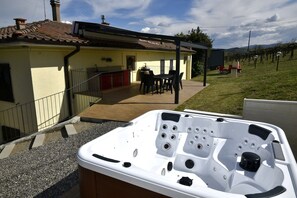 Outdoor dining - www. casavacanzedezza. com (Montecalvo Versiggia)