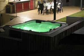 Outdoor dining - www. casavacanzedezza. com (Montecalvo Versiggia)