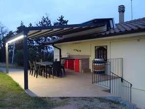Outdoor dining - www. casavacanzedezza. com (Montecalvo Versiggia)