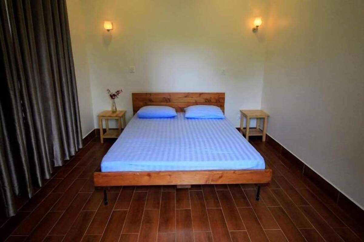 Desk, laptop workspace, WiFi (free), bed sheets