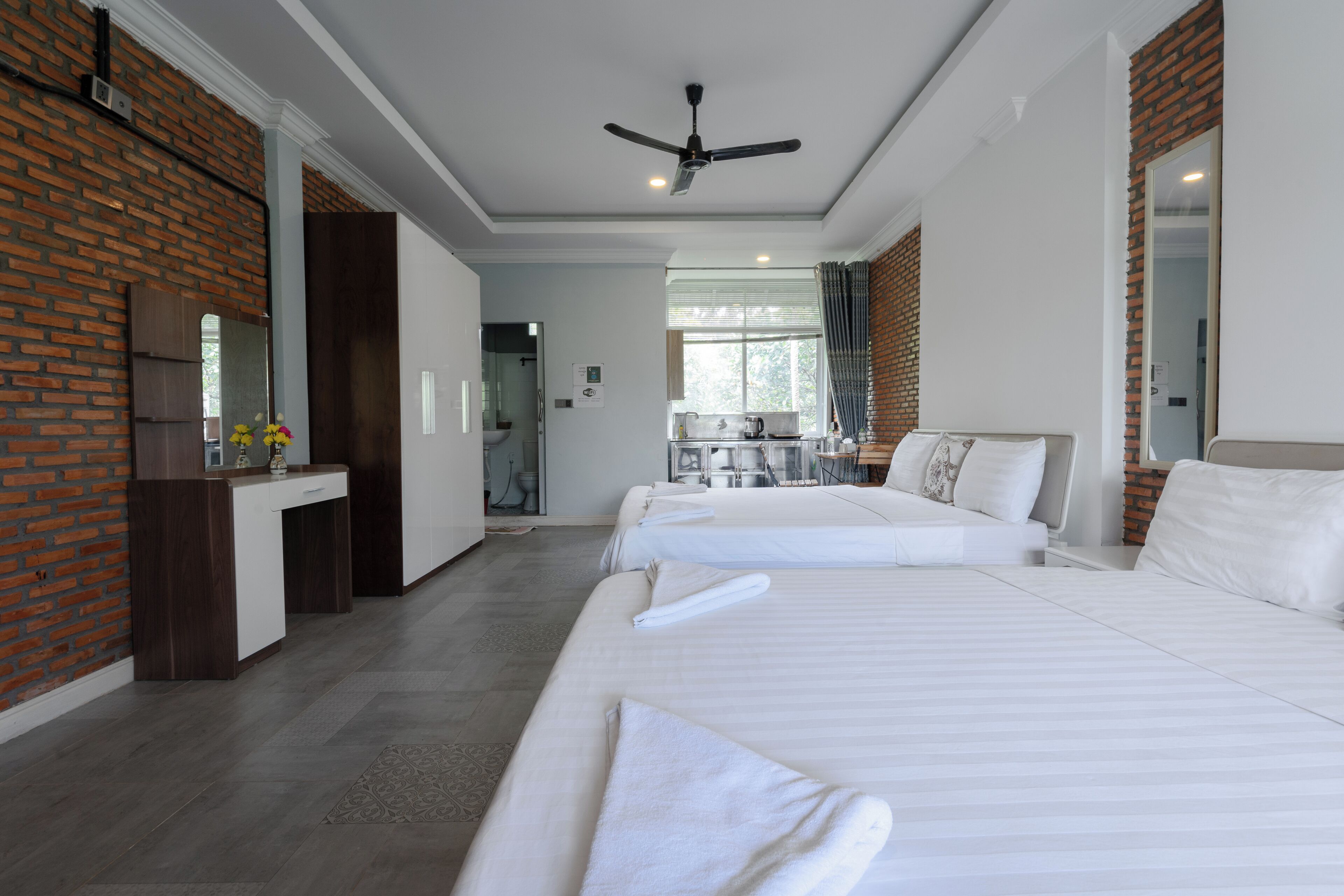 Studio dành cho gia đình | Bàn, khu vực làm việc phù hợp cho laptop 