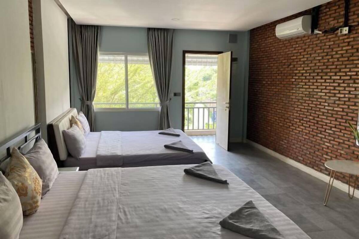 Desk, laptop workspace, WiFi (free), bed sheets