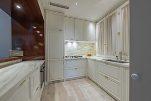 ثلاجة، ميكروويف، فرن، موقد طهي مسطح