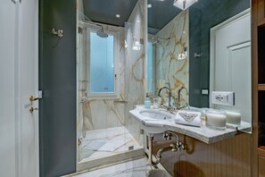 Dusche, Haartrockner, Bidet, Handtücher