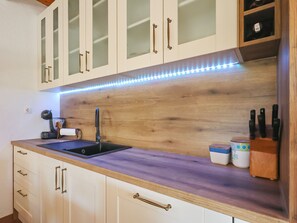 Réfrigérateur, four, batterie de cuisine, vaisselle et ustensiles