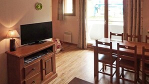 Dining - Ski-in/ski-out & foot of the slopes, 1st floor, swimming pool, sauna, balcony, tv, ski locker, 36m² (Les Orres)