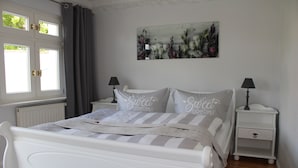 2 soverom, strykejern/-brett, reiseseng for barn og wi-fi