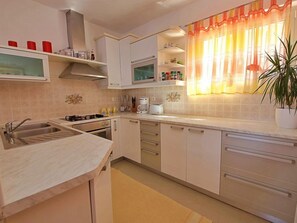 ثلاجة، فرن، غسالة أطباق، مستلزمات طهي/أطباق/أوعية