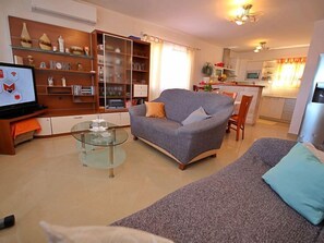 تلفزيون بشاشة مسطحة