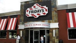 En T.G.I. Fridays restaurant med et skilt, der siger 'It's always Friday'.