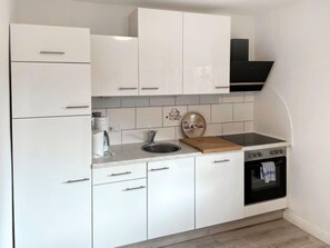 Kühlschrank, Mikrowelle, Ofen, Geschirrspüler