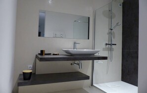 Haartrockner, Handtücher, Toilettenpapier