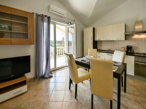 Fridge, oven, cookware/dishes/utensils