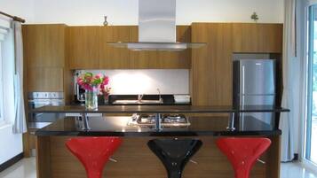 Fridge, dishwasher, coffee/tea maker, electric kettle