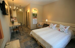 Family Ground Floor | In-room safe, individually decorated, individually furnished, desk - El-Mul Golan Kibbutz Country Lodging (Emek HaYarden)