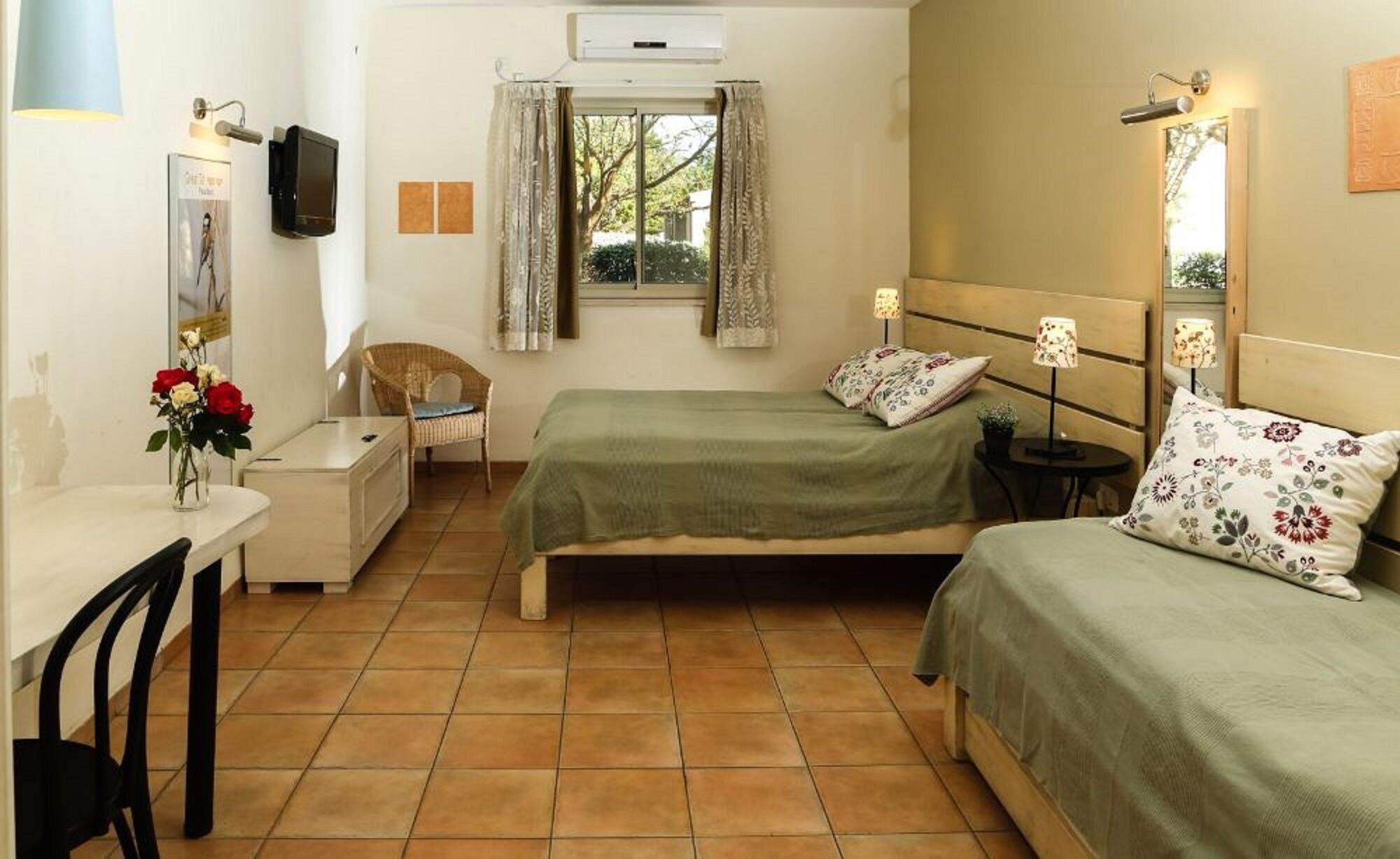 Studio Ground | 房內夾萬、獨特設計、獨特裝修、書桌