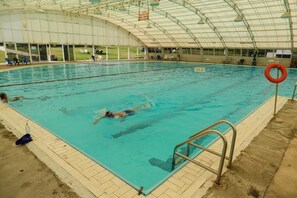 Kolam renang tertutup, payung kolam 