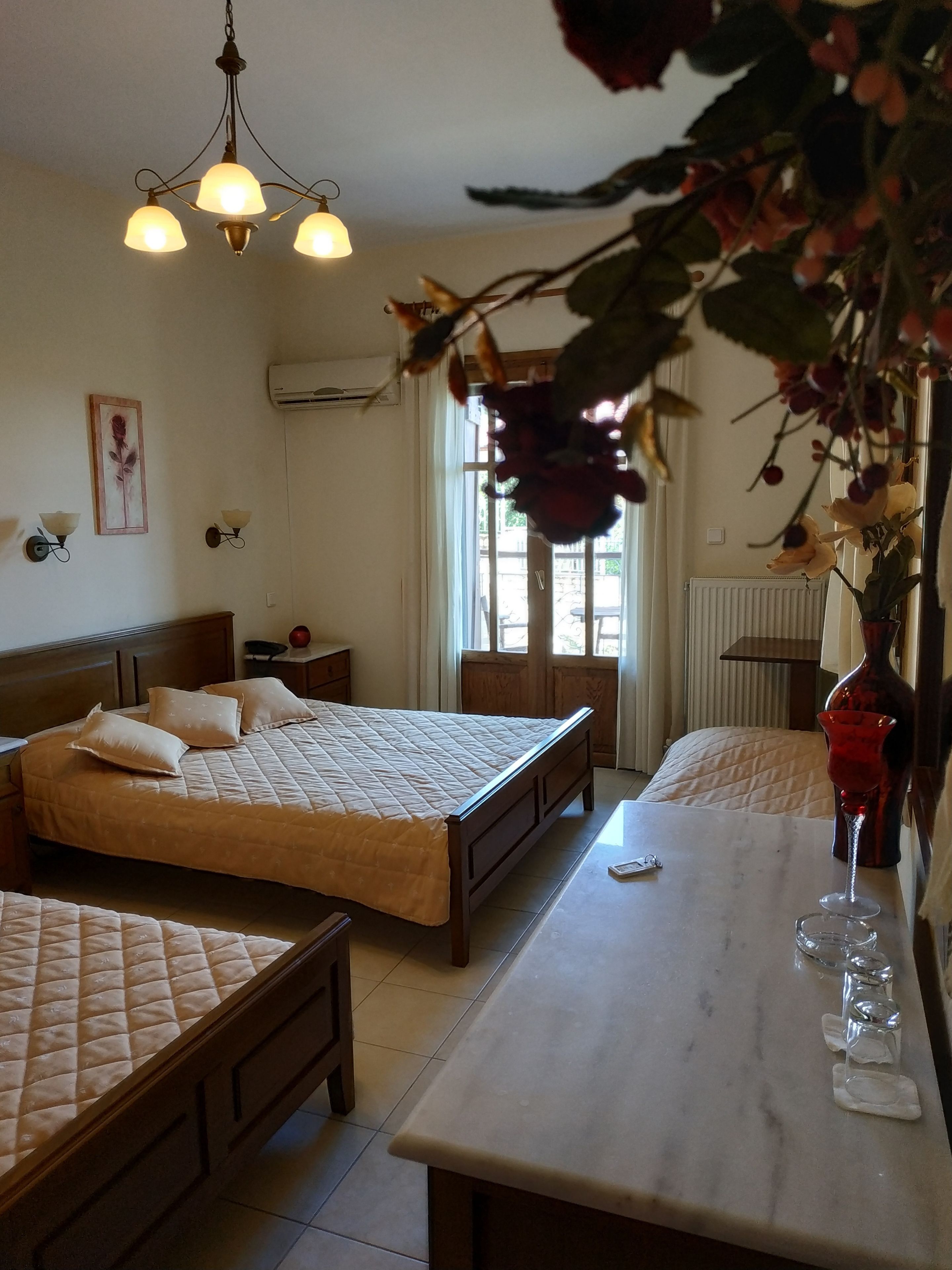 Phòng 4 phong cách cổ điển | Két bảo mật tại phòng, bàn, khu vực làm việc phù hợp cho laptop 