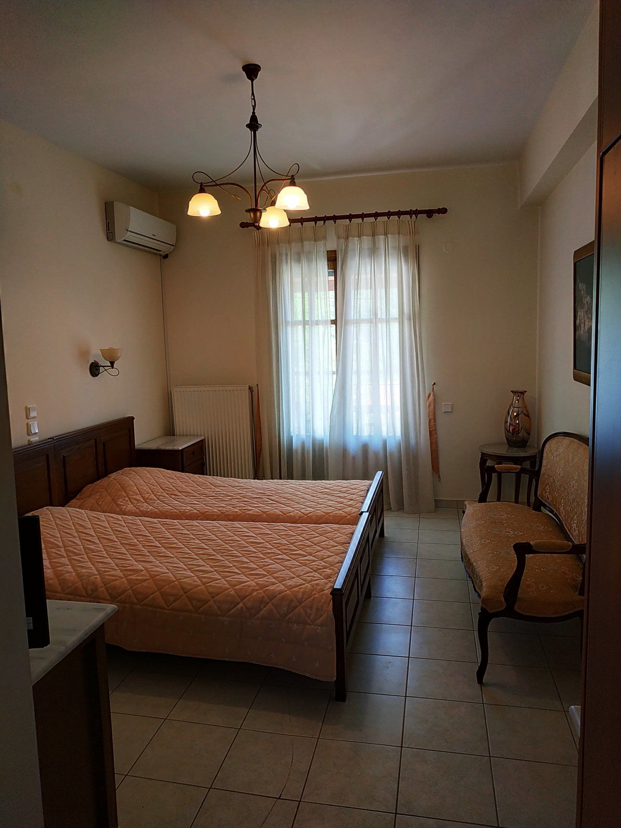 Phòng đôi hoặc 2 giường đơn Tiêu chuẩn | Két bảo mật tại phòng, bàn, khu vực làm việc phù hợp cho laptop 