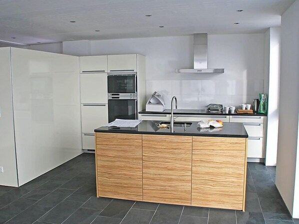 Réfrigérateur, four, lave-vaisselle