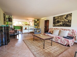 Een televisie en een dvd-speler