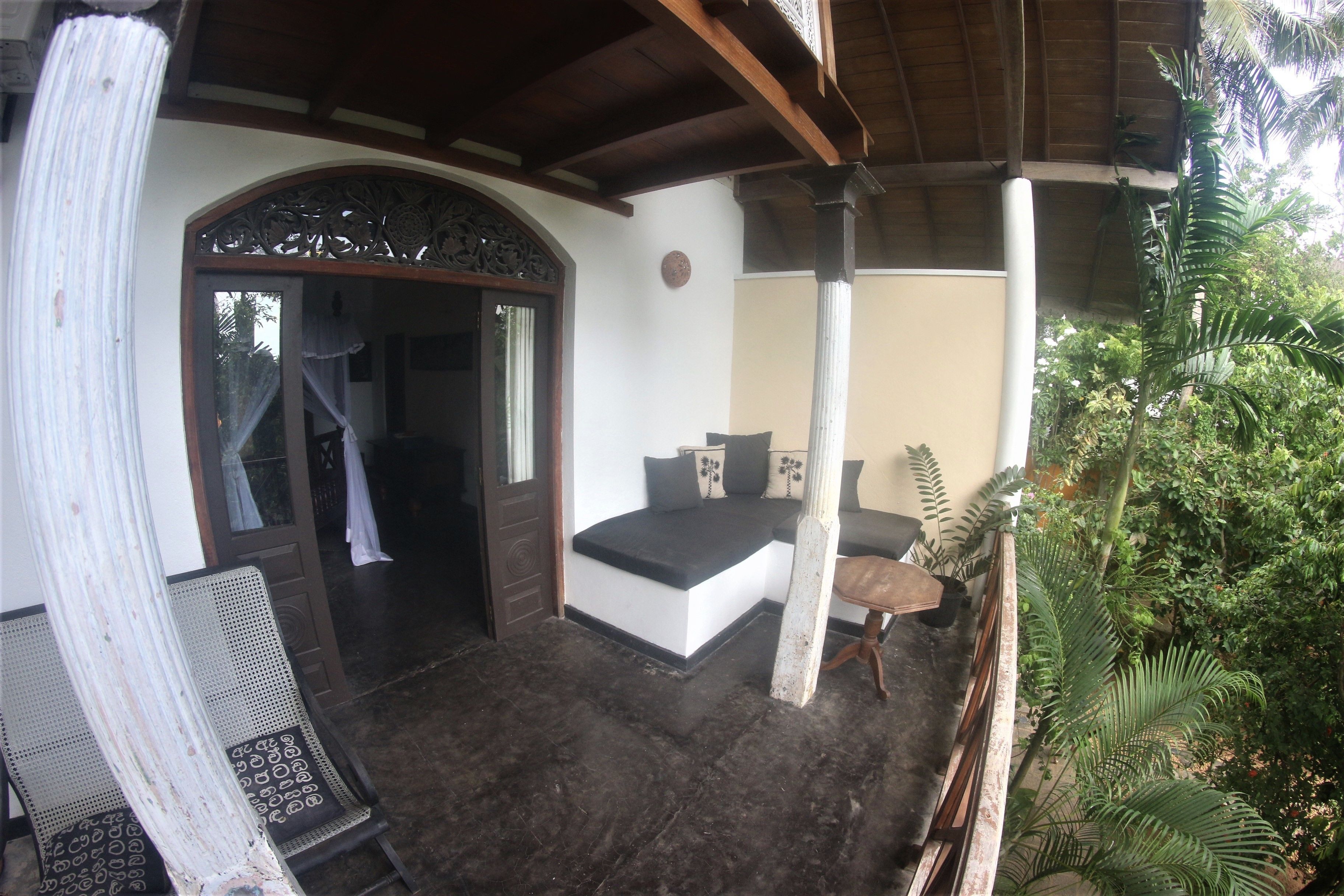 Una habitación con una cama, una silla y una ventana.