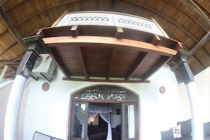 Deluxe Quadruple Room | Living area