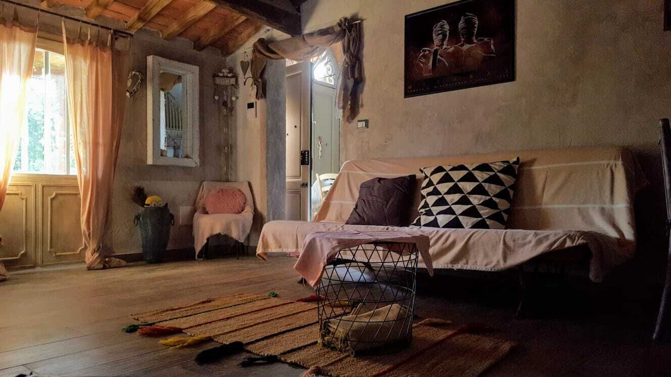 TV connectée, cheminée, livres