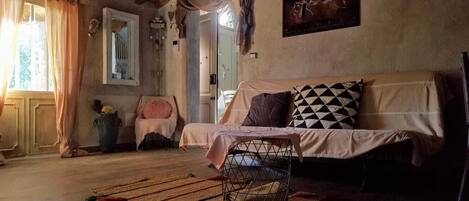 TV connectée, cheminée, livres