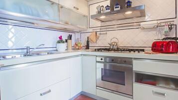 Réfrigérateur, four, batterie de cuisine, vaisselle et ustensiles