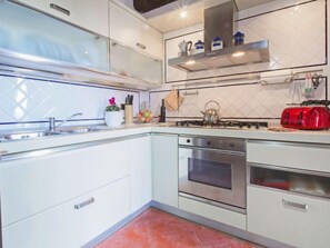 Kühlschrank, Ofen, Kochgeschirr/Geschirr/Besteck