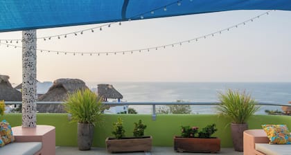 Casa nueva y colorida ubicada en el centro con impresionantes vistas al océano y a las montañas.