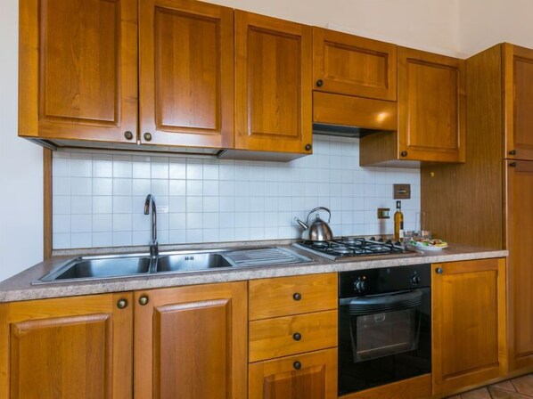 Refrigerador, horno y utensilios de cocina 