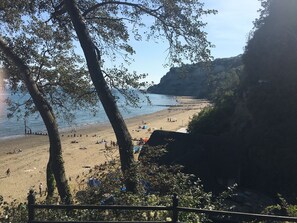 A beach with a rocky cliff, trees, and a clear sky. - Little Treasure in Heart of Old Village Shanklin + Ferry Discount (Shanklin)