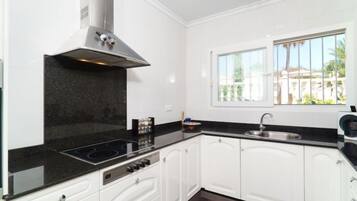 Frigorífico, microondas, horno y lavavajillas