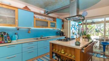 Refrigerador, microondas, horno y lavavajillas