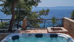 A hot tub with a view of the sea and mountains. - Villa Golubinka by Interhome (Hvar/Zastražišće)