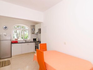 Kühlschrank, Ofen, Geschirrspüler, Kochgeschirr/Geschirr/Besteck